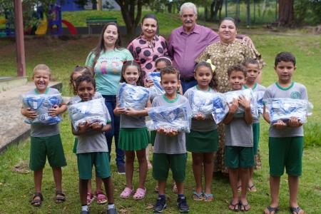 Educação Municipal entrega pela primeira vez kit completo de uniformes aos alunos em 2026